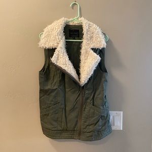 Sanctuary green vest with faux fur lining